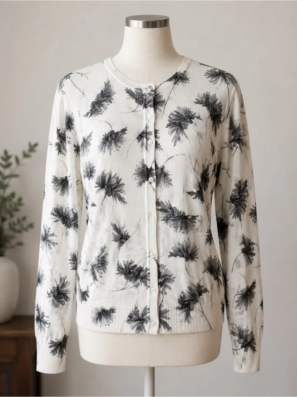 Talbots Floral Print Cardigan Sweater Cream Black Button Front Women’s Medium‎